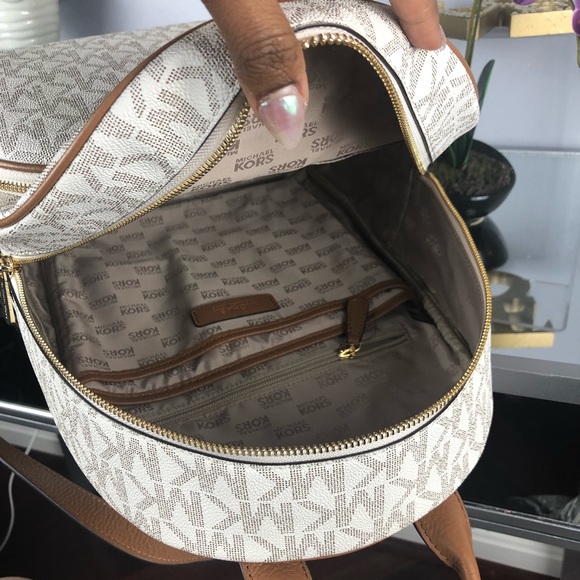 NWT..Michael Kors Large Abbey Vanilla Backpack Bag - Picture 4 of 6
